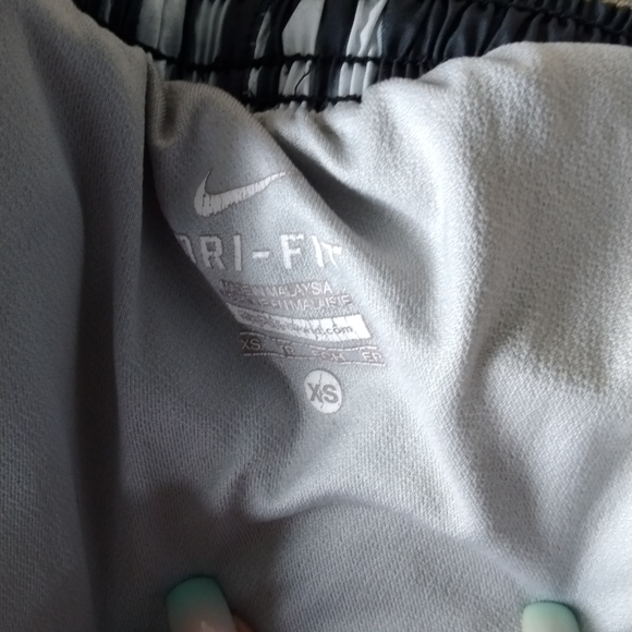 Nike black and white running shorts women - Picture 4 of 4